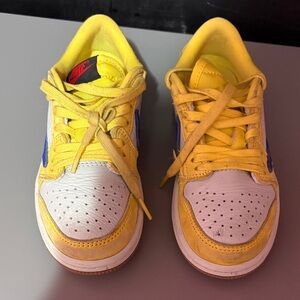 Nike Kids Yellow and White Sneakers with Blue Accents
